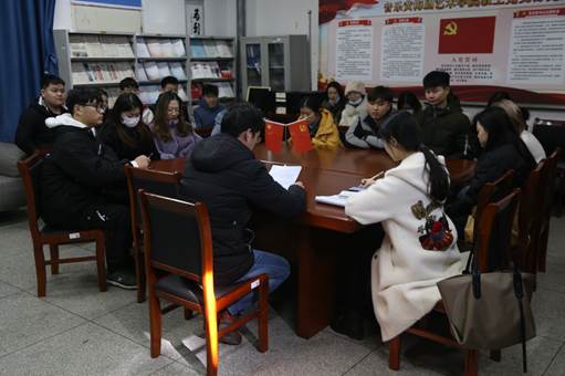 说明: C:\Users\Administrator\Desktop\伟德BETVLCTOR1946党日活动-王嫚嫚\伟德BETVLCTOR1946党日活动-王嫚嫚\党日活动开会环节 (3).JPG
